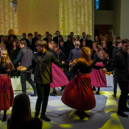 Rahvatantsijad kontsertaktusel