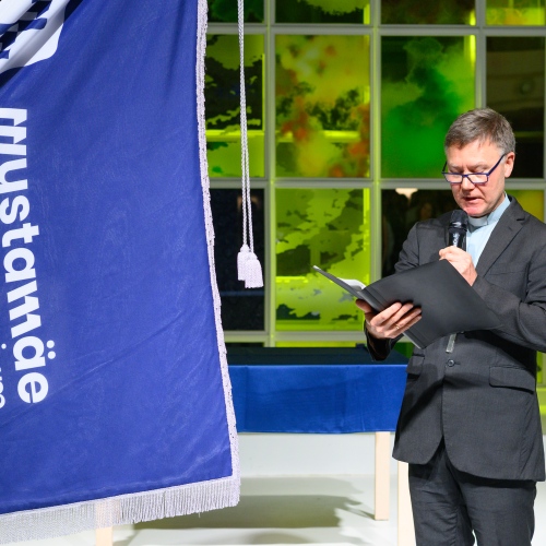 EELK vaimulik lippu õnnistamas_foto Carl Gustav Moritz