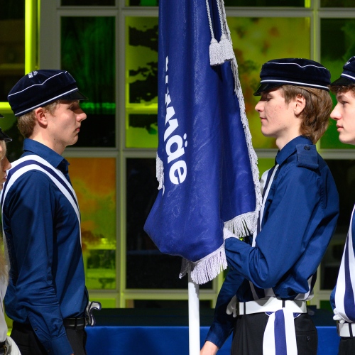 Liputoimkond ja õpilased lipuga_foto Carl Gustav Moritz