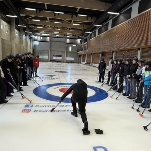 Saksa õpilased koos murglastega liikumas