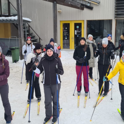 Saksa õpilased murglastega talvesportimas