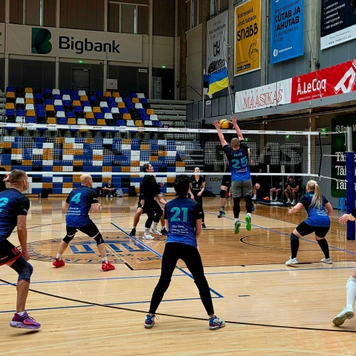 Õpetajad võrkpalliturniiril mängimas