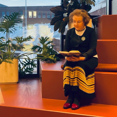 eesti keele ja kirjanduse õpetaja Piret Järvela ette lugemas