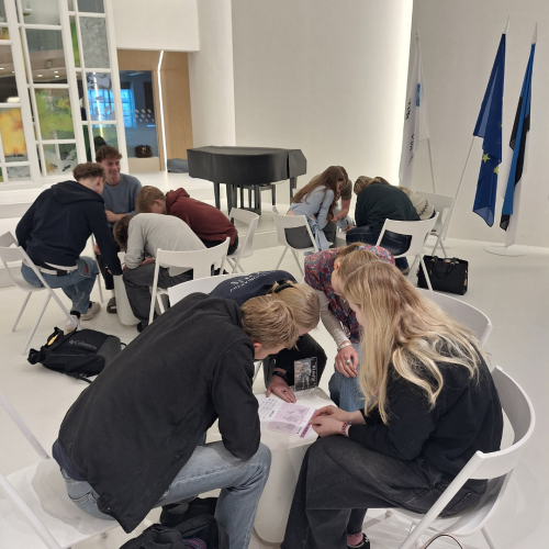 Õpilased luuletust tõlkimas