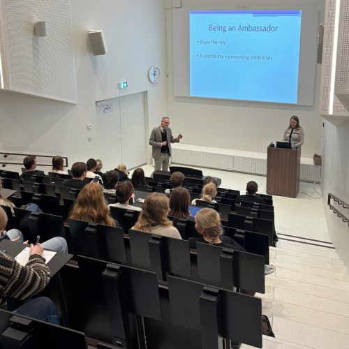 Kreeka suursaadik õpilastega kohtumas