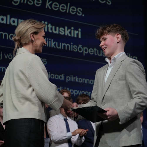 Mentor lõpetajat õnnitlemas