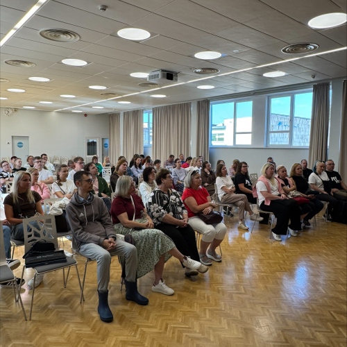 Koidula Gümnaaisumi tutvustust kuulamas