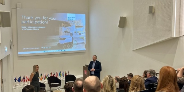 koolijuht ja projektijuht delegatsioonile MURGi tutvustamas