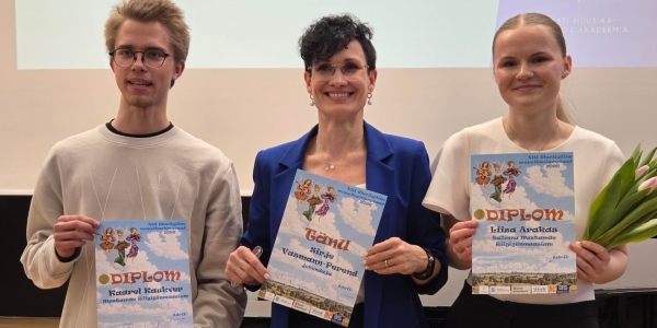 Kaarel ja Liisa koos oma muusikaõpetaja Sirje Vasmann-Perendiga