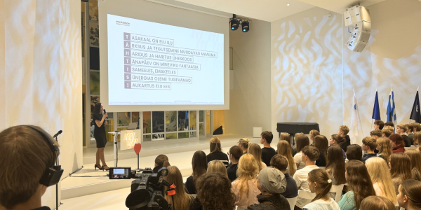 Õppejuht tutvustamas kooli infotunnis