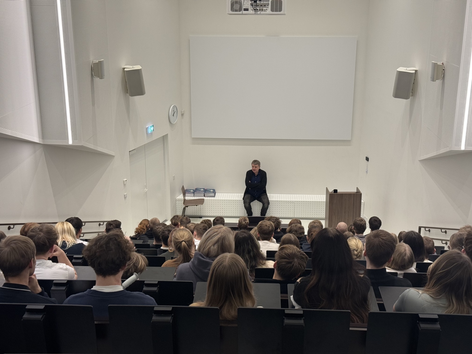 Kivirähk õpilastega kohtumas