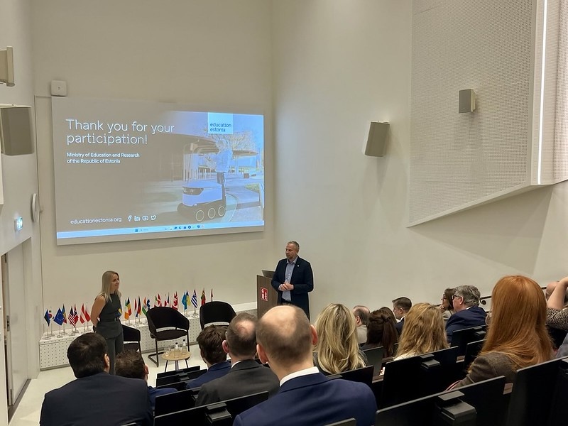 koolijuht ja projektijuht delegatsioonile MURGi tutvustamas