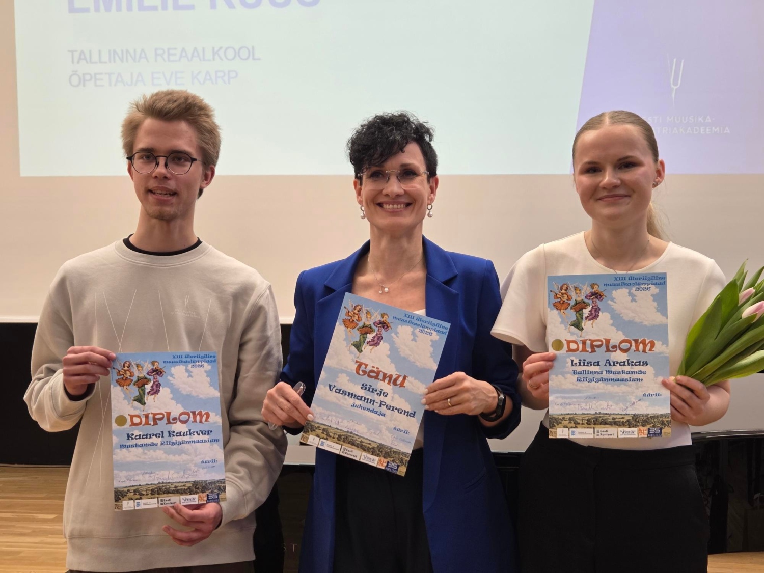 Kaarel ja Liisa koos oma muusikaõpetaja Sirje Vasmann-Perendiga